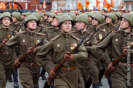 06.05.2010 В Москве прошла репетиция парада Победы, в которой приняли участие 10,5 тыс. человек. Успешно были проведены тренировочные полеты экипажей ВВС 