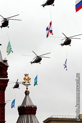 06.05.2010 В Москве прошла репетиция парада Победы, в которой приняли участие 10,5 тыс. человек. Успешно были проведены тренировочные полеты экипажей ВВС 