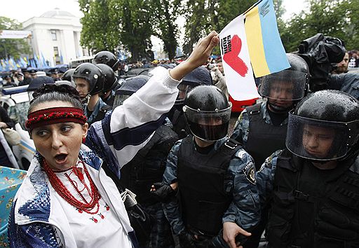 11.05.2010 В Киеве более 4 тыс. сторонников оппозиции провели митинг возле здания верховной рады. Собравшиеся протестовали против решений новой власти, в том числе, против подписания соглашения о продлении базирования Черноморского флота России в Севастополе