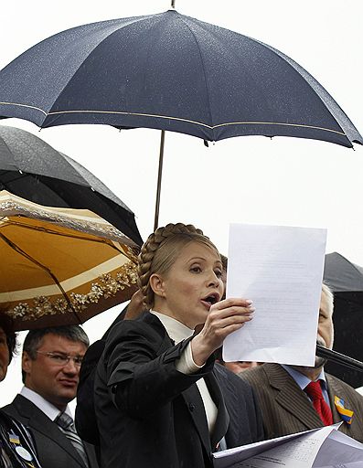 11.05.2010 В Киеве более 4 тыс. сторонников оппозиции провели митинг возле здания верховной рады. Собравшиеся протестовали против решений новой власти, в том числе, против подписания соглашения о продлении базирования Черноморского флота России в Севастополе