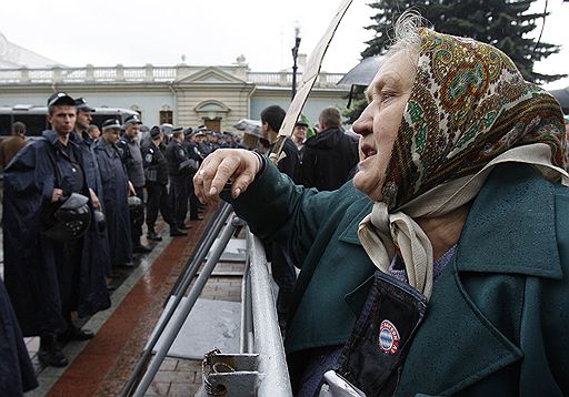 11.05.2010 В Киеве более 4 тыс. сторонников оппозиции провели митинг возле здания верховной рады. Собравшиеся протестовали против решений новой власти, в том числе, против подписания соглашения о продлении базирования Черноморского флота России в Севастополе