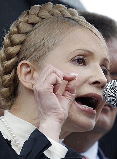 11.05.2010 В Киеве более 4 тыс. сторонников оппозиции провели митинг возле здания верховной рады. Собравшиеся протестовали против решений новой власти, в том числе, против подписания соглашения о продлении базирования Черноморского флота России в Севастополе