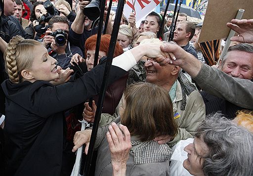 11.05.2010 В Киеве более 4 тыс. сторонников оппозиции провели митинг возле здания верховной рады. Собравшиеся протестовали против решений новой власти, в том числе, против подписания соглашения о продлении базирования Черноморского флота России в Севастополе