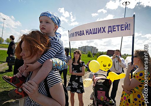 15.05.2010 В Санкт-Петербурге движение "Питерские родители против реформ бюджетной сферы" провели митинг против платного образования. В акции приняли участие 250 человек