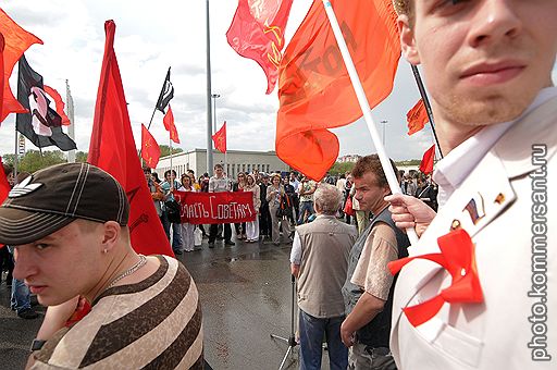 15.05.2010 В Санкт-Петербурге движение "Питерские родители против реформ бюджетной сферы" провели митинг против платного образования. В акции приняли участие 250 человек