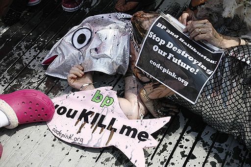 24.05.2010 Около 100 протестующих собрались у офиса компании BP в Хьюстоне с требованием рассказать правду об экологической катастрофе в Мексиканском заливе 