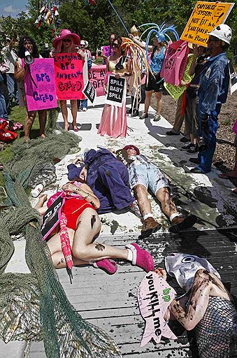24.05.2010 Около 100 протестующих собрались у офиса компании BP в Хьюстоне с требованием рассказать правду об экологической катастрофе в Мексиканском заливе 