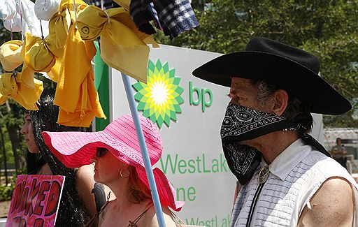 24.05.2010 Около 100 протестующих собрались у офиса компании BP в Хьюстоне с требованием рассказать правду об экологической катастрофе в Мексиканском заливе 