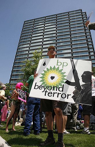 24.05.2010 Около 100 протестующих собрались у офиса компании BP в Хьюстоне с требованием рассказать правду об экологической катастрофе в Мексиканском заливе 