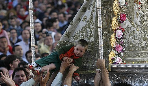 24.05.2010 В день Святой Троицы паломники собрались в городке Альмонте у статуи Мадонны. Одним из самых красочных обрядов праздника является украшение статуи