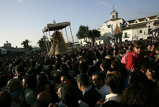 24.05.2010 В день Святой Троицы паломники собрались в городке Альмонте у статуи Мадонны. Одним из самых красочных обрядов праздника является украшение статуи