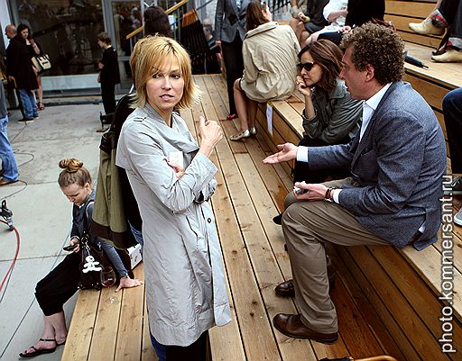 26.05.2010 В Центральном доме художника открылась 2-я Московская архитектурная биеннале, на которой будет показано более 40 проектов из 14 стран. Актриса Ингеборга Дапкунайте (слева) и предприниматель Александр Мамут (справа) 