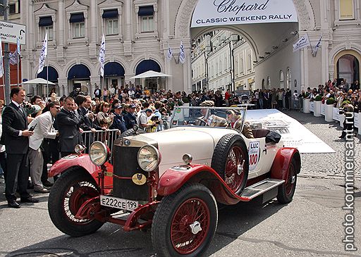 30.05.2010 В Москве прошло традиционное L.U.C. Chopard Classic Weekend Rally со стартом в Третьяковском проезде и финишем в Барвиха Luxury Village. В этом году на старт вышла 121 машина 