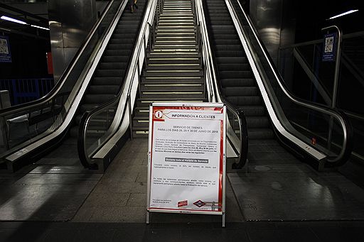 30.06.2010 Работники метрополитена провели в Мадриде забастовку, протестуя против сокращения и замораживания зарплат. Более 2 млн человек были вынуждены пересесть на другие виды транспорта 