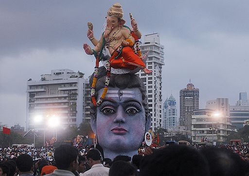 22.09.2010 В Индии прошел фестиваль в честь бога Ганеш - Ganesh Chaturthi. В последний день праздника тысячи людей собрались на пляжах Бомбея, чтобы совершить погружение идолов слоноголового бога в море