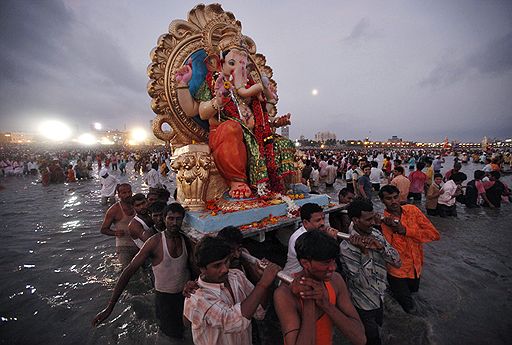 22.09.2010 В Индии прошел фестиваль в честь бога Ганеш - Ganesh Chaturthi. В последний день праздника тысячи людей собрались на пляжах Бомбея, чтобы совершить погружение идолов слоноголового бога в море