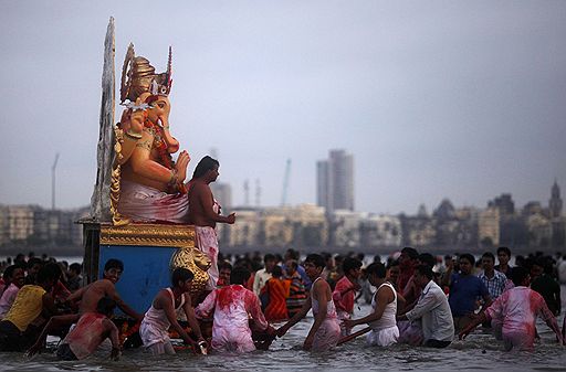 22.09.2010 В Индии прошел фестиваль в честь бога Ганеш - Ganesh Chaturthi. В последний день праздника тысячи людей собрались на пляжах Бомбея, чтобы совершить погружение идолов слоноголового бога в море