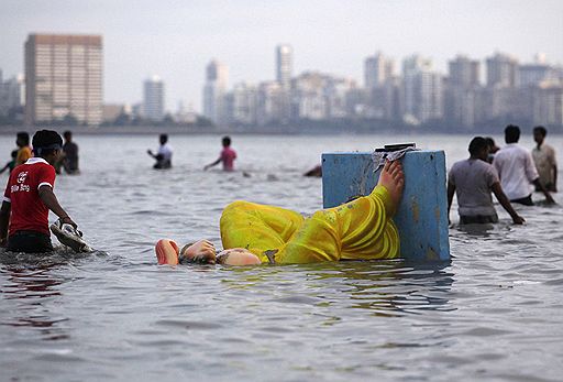 22.09.2010 В Индии прошел фестиваль в честь бога Ганеш - Ganesh Chaturthi. В последний день праздника тысячи людей собрались на пляжах Бомбея, чтобы совершить погружение идолов слоноголового бога в море