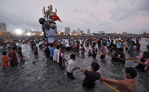 22.09.2010 В Индии прошел фестиваль в честь бога Ганеш - Ganesh Chaturthi. В последний день праздника тысячи людей собрались на пляжах Бомбея, чтобы совершить погружение идолов слоноголового бога в море