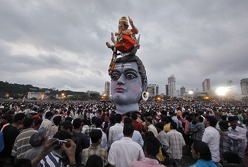 22.09.2010 В Индии прошел фестиваль в честь бога Ганеш - Ganesh Chaturthi. В последний день праздника тысячи людей собрались на пляжах Бомбея, чтобы совершить погружение идолов слоноголового бога в море