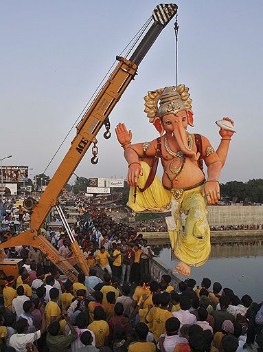 22.09.2010 В Индии прошел фестиваль в честь бога Ганеш - Ganesh Chaturthi. В последний день праздника тысячи людей собрались на пляжах Бомбея, чтобы совершить погружение идолов слоноголового бога в море