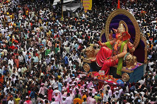 22.09.2010 В Индии прошел фестиваль в честь бога Ганеш - Ganesh Chaturthi. В последний день праздника тысячи людей собрались на пляжах Бомбея, чтобы совершить погружение идолов слоноголового бога в море
