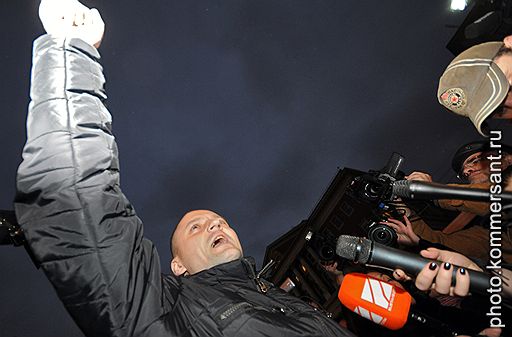 12.10.2010 На Тверской площади в Москве прошел очередной не разрешенный властями "День гнева". Оппозиционерам впервые удалось продержаться на площади хотя бы несколько минут. Затем милиция задержала около 40 человек