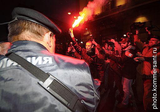 12.10.2010 На Тверской площади в Москве прошел очередной не разрешенный властями "День гнева". Оппозиционерам впервые удалось продержаться на площади хотя бы несколько минут. Затем милиция задержала около 40 человек