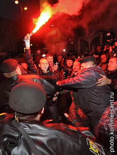 12.10.2010 На Тверской площади в Москве прошел очередной не разрешенный властями "День гнева". Оппозиционерам впервые удалось продержаться на площади хотя бы несколько минут. Затем милиция задержала около 40 человек