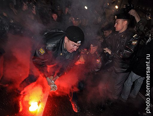 12.10.2010 На Тверской площади в Москве прошел очередной не разрешенный властями "День гнева". Оппозиционерам впервые удалось продержаться на площади хотя бы несколько минут. Затем милиция задержала около 40 человек