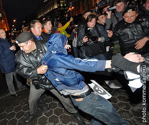 12.10.2010 На Тверской площади в Москве прошел очередной не разрешенный властями "День гнева". Оппозиционерам впервые удалось продержаться на площади хотя бы несколько минут. Затем милиция задержала около 40 человек