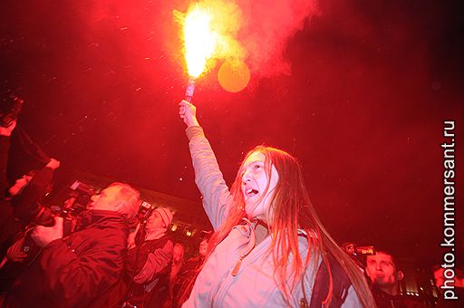 12.10.2010 На Тверской площади в Москве прошел очередной не разрешенный властями "День гнева". Оппозиционерам впервые удалось продержаться на площади хотя бы несколько минут. Затем милиция задержала около 40 человек