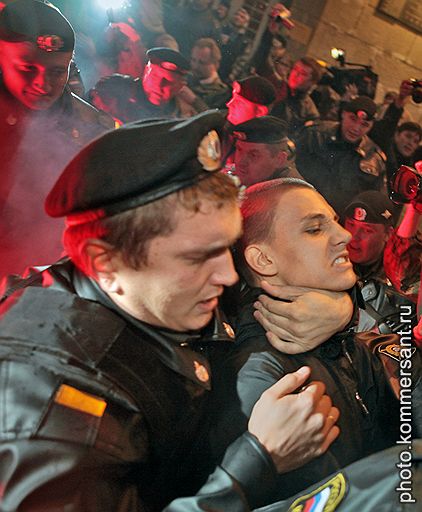 12.10.2010 На Тверской площади в Москве прошел очередной не разрешенный властями "День гнева". Оппозиционерам впервые удалось продержаться на площади хотя бы несколько минут. Затем милиция задержала около 40 человек