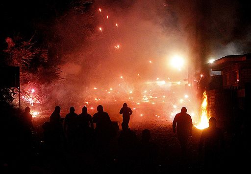 21.10.2010 Несколько сотен человек вышли на улицы Неаполя, протестуя против неспособности властей решить проблему утилизации мусора. Полиция ответила на действия активистов слезоточивым газом 