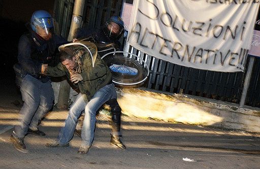 21.10.2010 Несколько сотен человек вышли на улицы Неаполя, протестуя против неспособности властей решить проблему утилизации мусора. Полиция ответила на действия активистов слезоточивым газом 