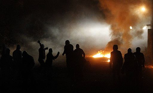 21.10.2010 Несколько сотен человек вышли на улицы Неаполя, протестуя против неспособности властей решить проблему утилизации мусора. Полиция ответила на действия активистов слезоточивым газом 