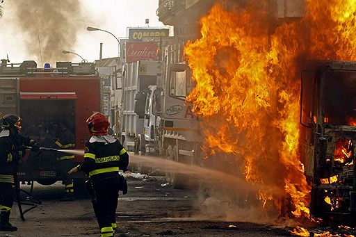 21.10.2010 Несколько сотен человек вышли на улицы Неаполя, протестуя против неспособности властей решить проблему утилизации мусора. Полиция ответила на действия активистов слезоточивым газом 