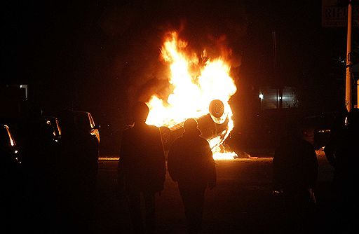 21.10.2010 Несколько сотен человек вышли на улицы Неаполя, протестуя против неспособности властей решить проблему утилизации мусора. Полиция ответила на действия активистов слезоточивым газом 