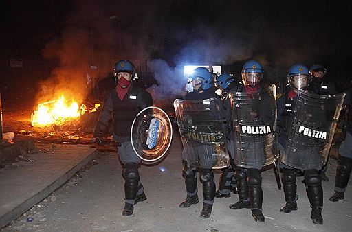 21.10.2010 Несколько сотен человек вышли на улицы Неаполя, протестуя против неспособности властей решить проблему утилизации мусора. Полиция ответила на действия активистов слезоточивым газом 