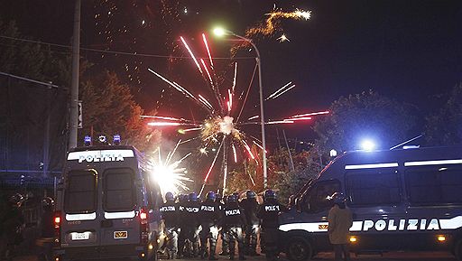 21.10.2010 Несколько сотен человек вышли на улицы Неаполя, протестуя против неспособности властей решить проблему утилизации мусора. Полиция ответила на действия активистов слезоточивым газом 