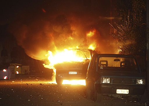 21.10.2010 Несколько сотен человек вышли на улицы Неаполя, протестуя против неспособности властей решить проблему утилизации мусора. Полиция ответила на действия активистов слезоточивым газом 
