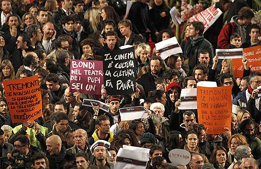 28.10.2010 Сотни режиссеров и актеров вышли на улицы Рима в знак протеста против политики правительства по сокращению расходов на киноискусство