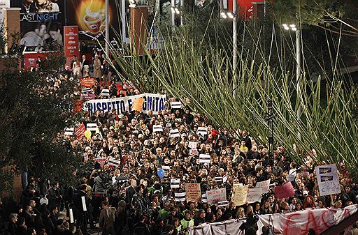 28.10.2010 Сотни режиссеров и актеров вышли на улицы Рима в знак протеста против политики правительства по сокращению расходов на киноискусство
