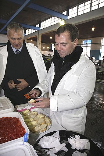 01.11.2010 Дмитрий Медведев посетил Курильские острова. Президент осмотрел геотермальную станцию, новый порт, купил в магазине корюшку. Даже столь короткий визит Медведева на Курилы немедленно вызвал дипломатический скандал в отношениях РФ с Японией