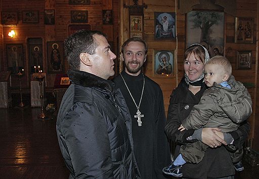 01.11.2010 Дмитрий Медведев посетил Курильские острова. Президент осмотрел геотермальную станцию, новый порт, купил в магазине корюшку. Даже столь короткий визит Медведева на Курилы немедленно вызвал дипломатический скандал в отношениях РФ с Японией