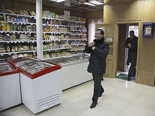01.11.2010 Дмитрий Медведев посетил Курильские острова. Президент осмотрел геотермальную станцию, новый порт, купил в магазине корюшку. Даже столь короткий визит Медведева на Курилы немедленно вызвал дипломатический скандал в отношениях РФ с Японией