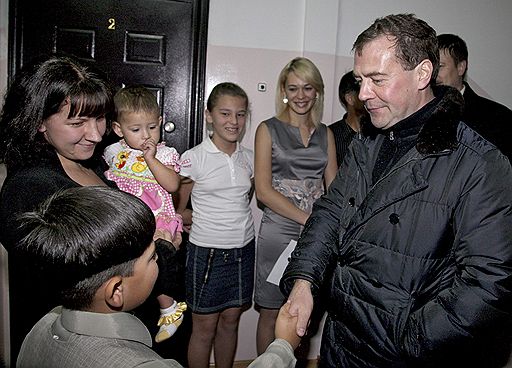 01.11.2010 Дмитрий Медведев посетил Курильские острова. Президент осмотрел геотермальную станцию, новый порт, купил в магазине корюшку. Даже столь короткий визит Медведева на Курилы немедленно вызвал дипломатический скандал в отношениях РФ с Японией
