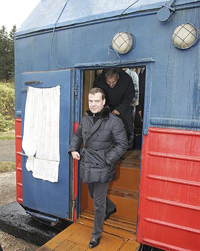 01.11.2010 Дмитрий Медведев посетил Курильские острова. Президент осмотрел геотермальную станцию, новый порт, купил в магазине корюшку. Даже столь короткий визит Медведева на Курилы немедленно вызвал дипломатический скандал в отношениях РФ с Японией
