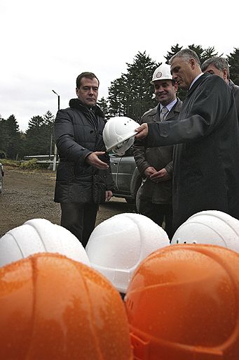 01.11.2010 Дмитрий Медведев посетил Курильские острова. Президент осмотрел геотермальную станцию, новый порт, купил в магазине корюшку. Даже столь короткий визит Медведева на Курилы немедленно вызвал дипломатический скандал в отношениях РФ с Японией