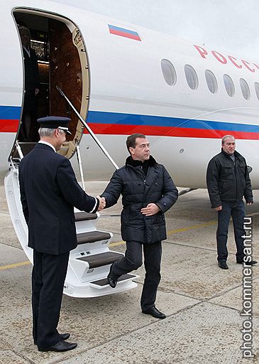 01.11.2010 Дмитрий Медведев посетил Курильские острова. Президент осмотрел геотермальную станцию, новый порт, купил в магазине корюшку. Даже столь короткий визит Медведева на Курилы немедленно вызвал дипломатический скандал в отношениях РФ с Японией
